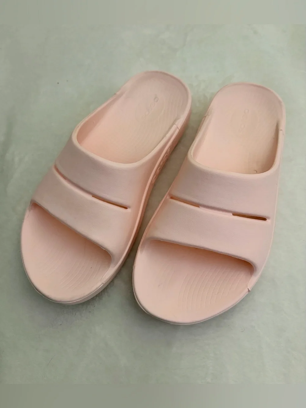 OOFOS Women’s Slide Sandals in Light Pink